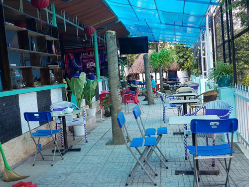 Sang quán cafe sân vườn hát với nhau gần chợ Tân Phước Khánh
