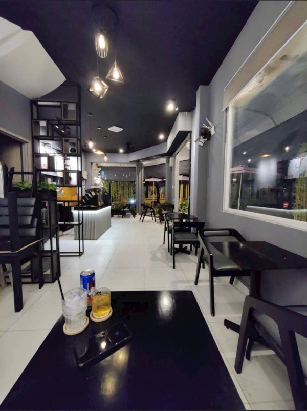 Sang quán cafe góc 2 mặt tiền rộng thoáng , đậu xe thuận tiện cho oto và xe máy