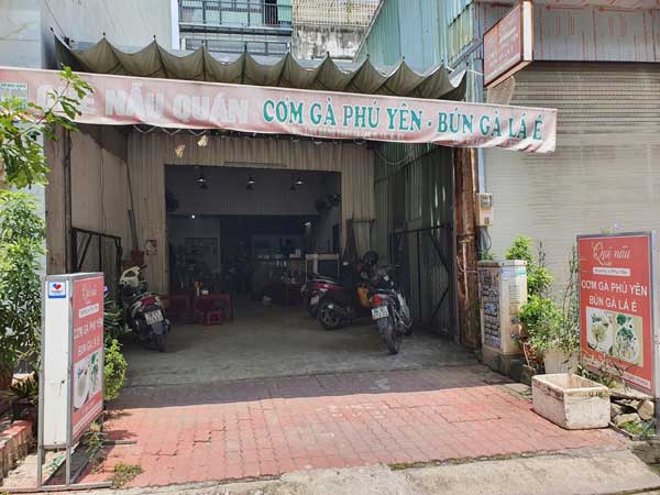 Sang quán Cơm gà – Bún gà lá é Quê Nẫu gần trường Đại Học Văn Lang