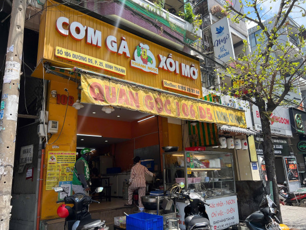 Sang quán cơm gà xối mỡ tại Nguyễn Gia Trí, Bình Thạnh